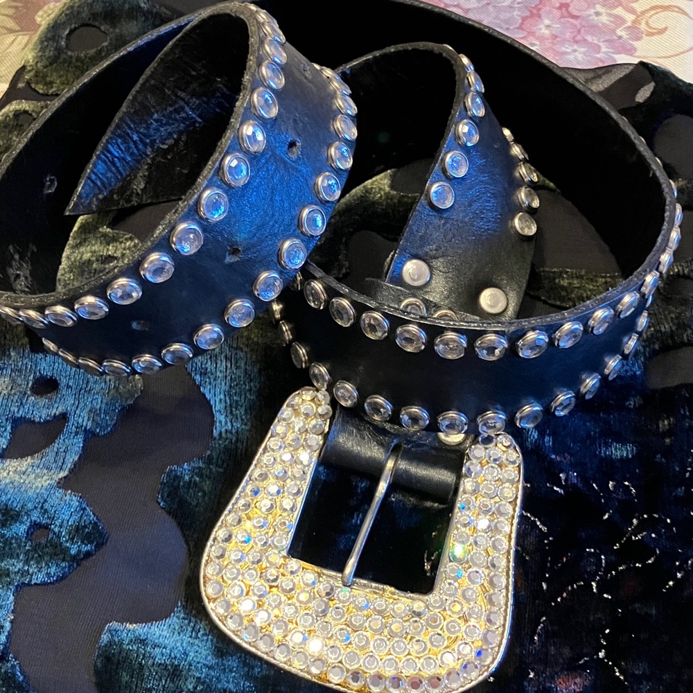 BLACK LEATHER STUDDED BELT BIG RHINESTONE BUCKLE ALL INTACT - Picture 7 of 8
